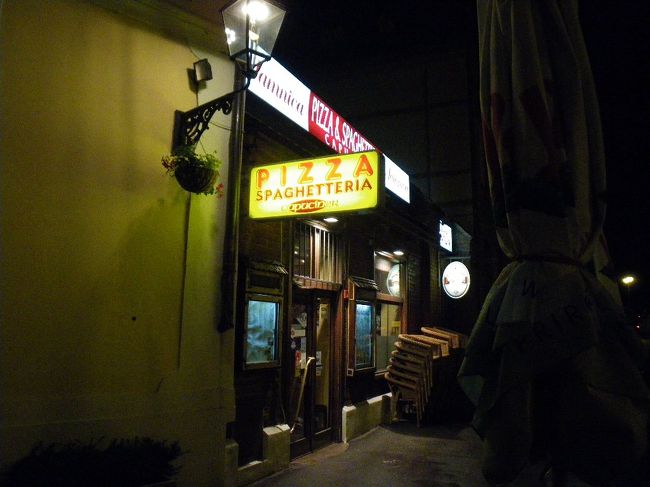 大聖堂向かいのレストランで食事。