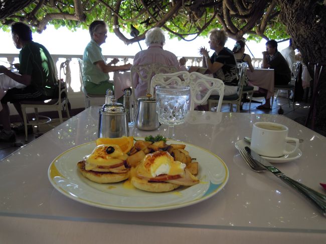 ハウツリーラナイ<br /><br />最終日の朝食はココで、と決めたいですが、<br />ハワイ発便に乗る為には、早朝にワイキキを出発。。。<br /><br />という事で、最終日前日のブランチはこちらで。<br />こんな海近の木漏れ日の下で食事が出来るのは、<br />ワイキキ近辺ではココ位？<br /><br />なので、味はそれなりでも、やっぱり来てしまう<br />ハウツリーラナイです。