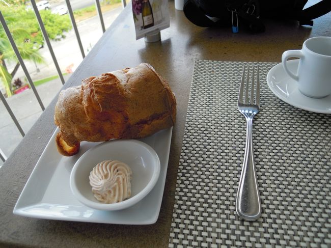 マリポサ♪<br /><br />ここのバターは<br />いつでもおいしいですね。<br />今回はストロベリー味でした。<br />ストロベリー味好きって多いみたいです♪<br /><br />で、写真は撮っていないのですが。<br />カハラモールに沿ってある、オリーブツリーカフェ。<br /><br />ここも好きなんです。<br />ピタパンに挟むものを選んで、皆でそれぞれをシェア。<br />サラダとかも美味しいです。<br />地元の方の人気が高いのか、いつも混んでいます。<br />なので、席確保するのが、結構大変です。<br />テイクアウトも可能です。