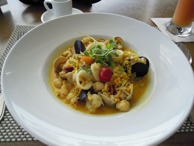 マリポサ<br /><br />シェフお勧めのパエリア。<br /><br />という事で、もうひとつお勧めはダウンタウンにある<br />ブラッセリー　Du Vin。<br /><br />友達にイタリアンにする？キューバにする？<br />と言われ、イタリアン！と選んだらココ。<br />、、、で、フレンチだし。<br /><br />名前の通り、ワインリストもしっかりありますし、<br />中庭が素敵です。