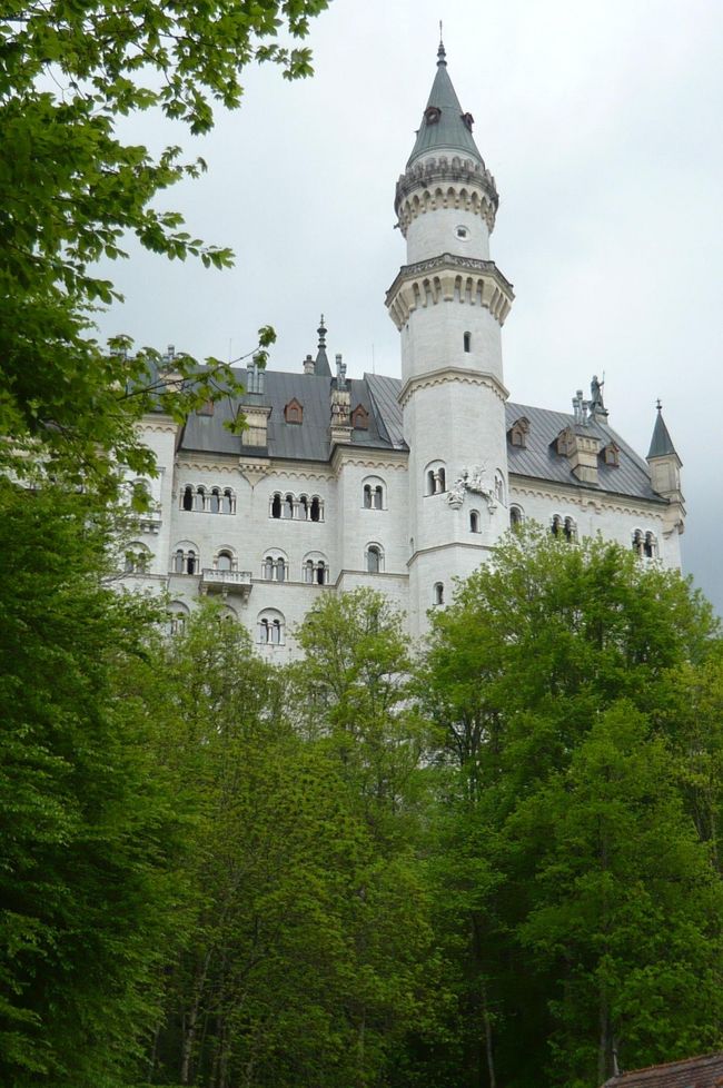 どこから見ても　夢の城です。　童話に出てくる　森の中のお城　多分　このようなお城では？<br />ルードﾋﾞッヒ２世は独身、　絵画で見るとスマートな王ですが、　ワグナーの歌劇と自分を重ねて、寝室の後ろに洞窟や白鳥のボートを浮かべる　なんて　やはり　異常！<br />それ故の美しさでしょう。<br />私達二人だけ　日本語のイヤホンガイドで、１５：１５の入場、　遅れないよう並び、とても解り安い説明でしｔ。