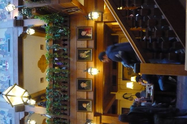 無事　観光を終え　夕食は　新市庁舎の隣、ドニスルで。　　バイセス・ブロイハウスでと　行ったけど、　超満員で　仕方なく諦め、　こちらに。