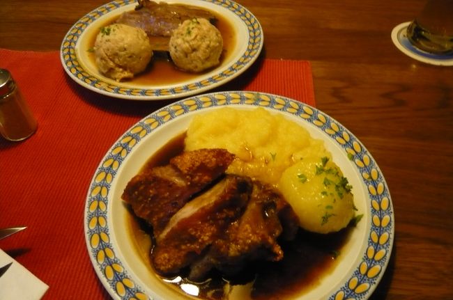 日本語メニューあり　　とあったので、頼むと・・・年季の入ったものでした。　<br />料理は美味しく、いかにもドイツのご婦人！　という方が　肩にのせて運んでいました。　白いレースの付いたエプロンが似合っていました。<br />テーブルもイスも　店内全体が　がっちりした堅固な造り。　