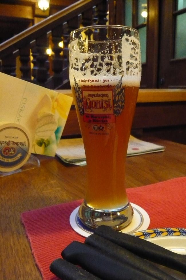 今夜も小麦のビール　これなかなか　いけます！　<br />２３，７ユーロでした。　今回はじめて手書き。　今まで　こちらで食事の時、　きちんと明細（レシートみたいな）を出してくれるので、とっても解り安い。