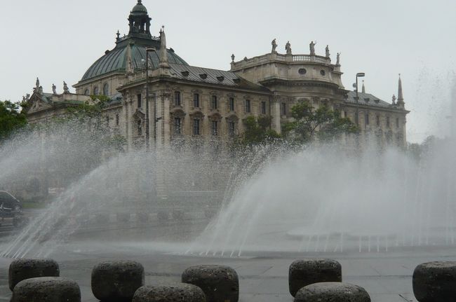 ５月３０日<br /><br />　朝食後　市内観光、大噴水のあるカールス広場、　この日も時々　小雨、　