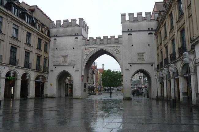 カールス門　ここから歩行者天国がのびてメインストリートなのですが、　今日は日曜日　デパートも、スーパーも、お店も、　ほとんどが　お休み。