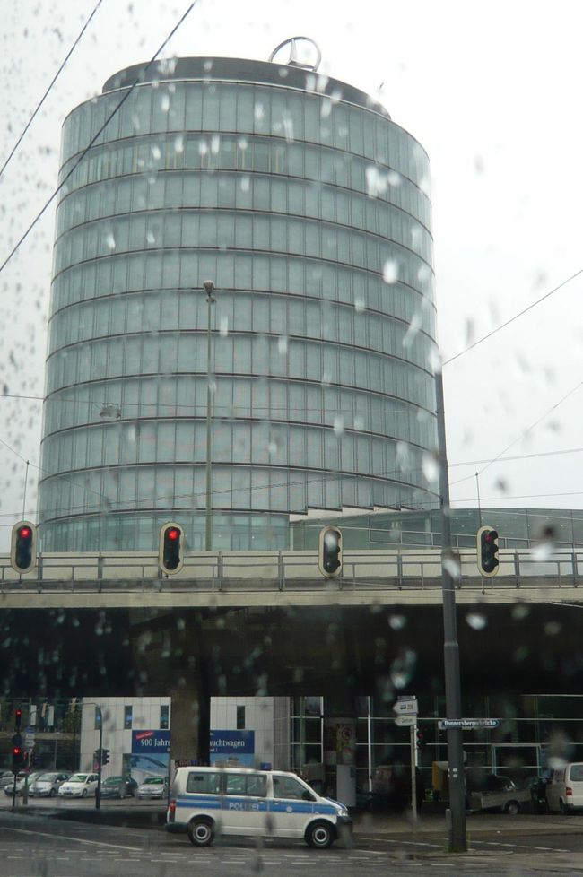 電車で　ニンフェンブルグ城へ向かう途中、ドイツの誇る自動車会社のビル。