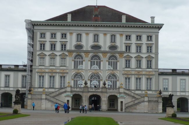 ビッテルスバッハ家の夏の離宮　戦争による破壊を免れ、　妖精の城　と呼ばれ　その優美な姿にふさわしく、　　ルードイッヒ２世はこの城で生まれました。