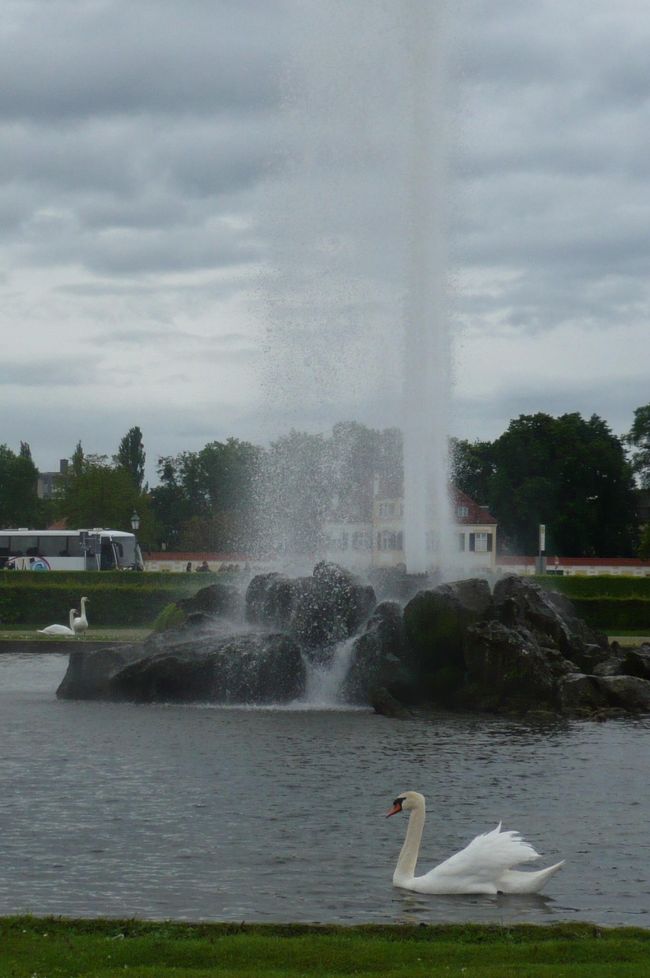 前庭には　運河から噴水、もちろん　白鳥も。