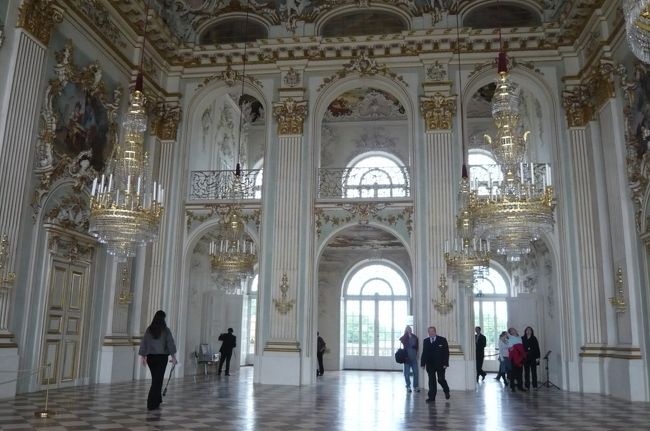 入るとすぐに、　ロココ様式の大広間シュタイネルネ・ザール。