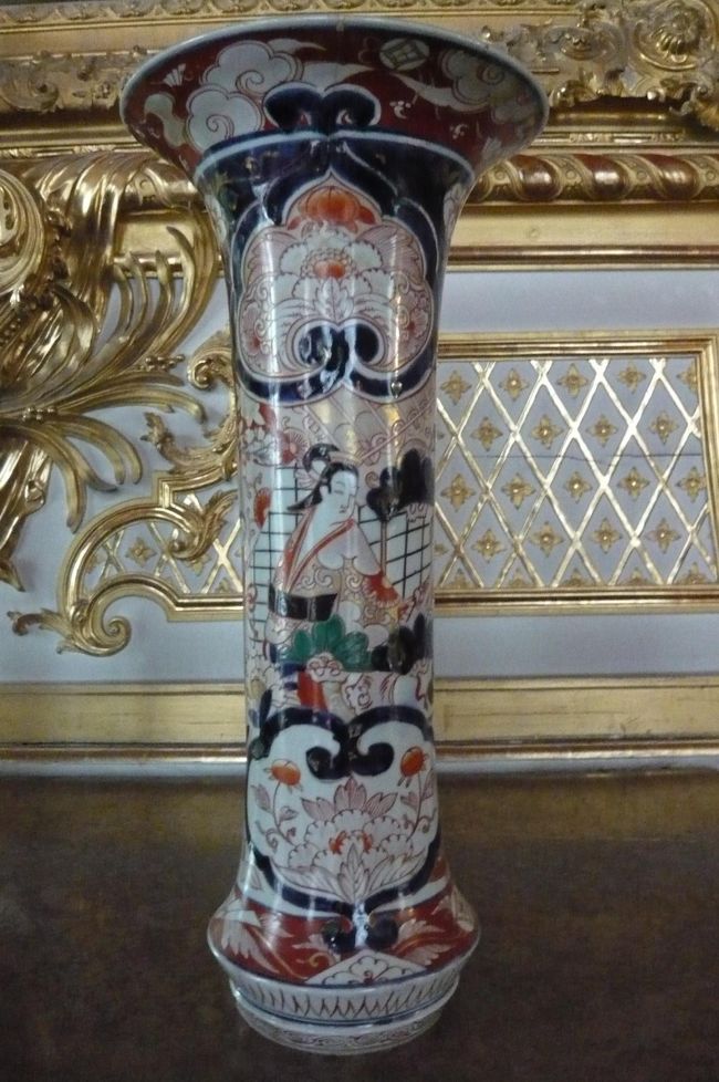 さりげなく置かれていたのは装飾品　日本製ですねー。　伊万里焼でしょうか。