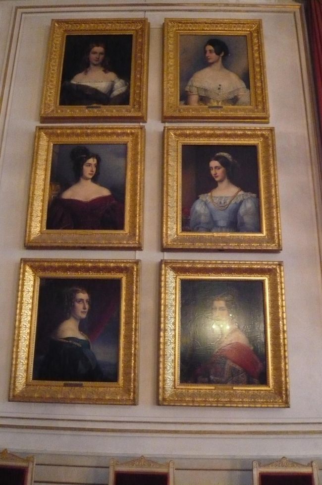 それぞれ個性的な衣装の　いずれ劣らぬ美女ばかり。