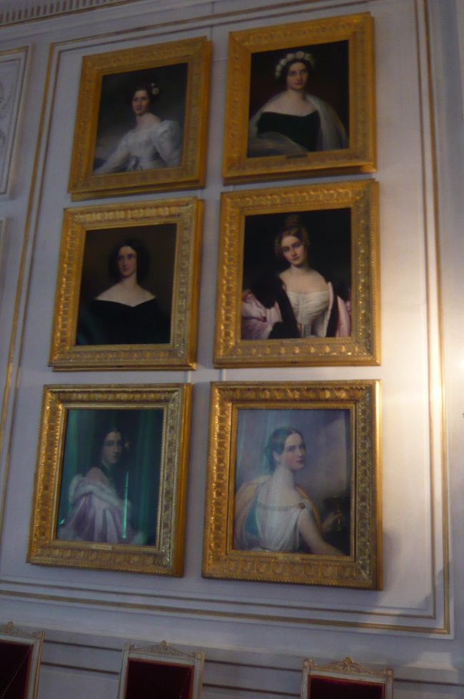 この３６人の中に　ルードイッヒ１世を退位に追い込む原因となったといわれる　スキャンダルを引き起こした踊り子　ローラ・モンテス嬢の肖像も。