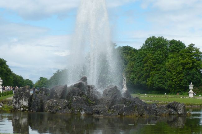城の裏庭では、ジョギングしたり、散歩したり、　