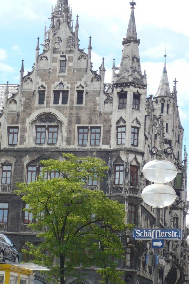 この後　市内に戻ると　１２時少し前。新市庁舎の仕掛け時計を見よう。<br />前に行くと、　沢山の人だかり。　レストランの野外席では　ビールを飲みながら、　食事しながら　待っています。<br />私の斜め前、一人座って待っている人物が。　この混雑した場所に！　<br />と・・・　雨！　集まった人が　一斉に軒下に避難！<br />先ほどの　座り込んでいた人が私の隣に。　彼！　日本人で、　ユースホステルに泊まり、　もう一ヶ月近く旅行中。　７５歳とか！　　ご立派！<br />