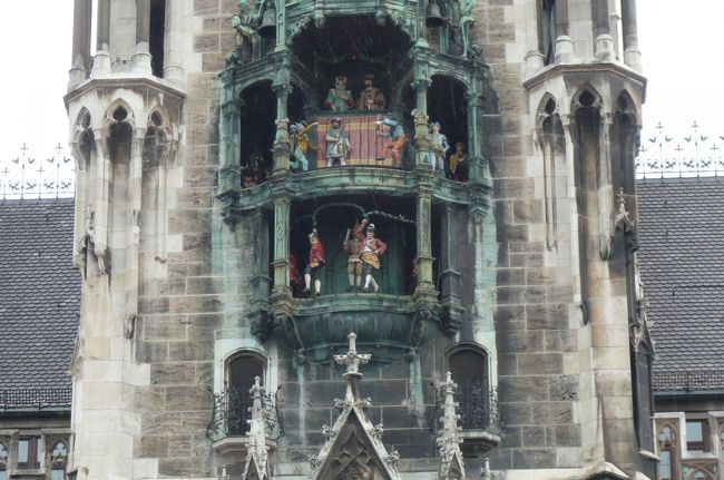 １２時少し過ぎて　始まりました。この人形　一体が　等身大というから、凄い！　<br />バイエルン大公の結婚を祝うものです。