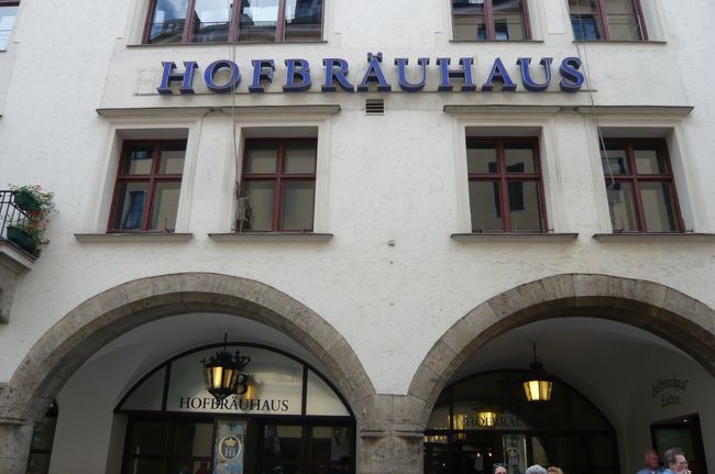 近くのホーブロイ・ハウスへ。　巨大なビアホールです。　昼間だと言うのに　大賑わい。　相席は当たり前、とにかく座れて良かった！