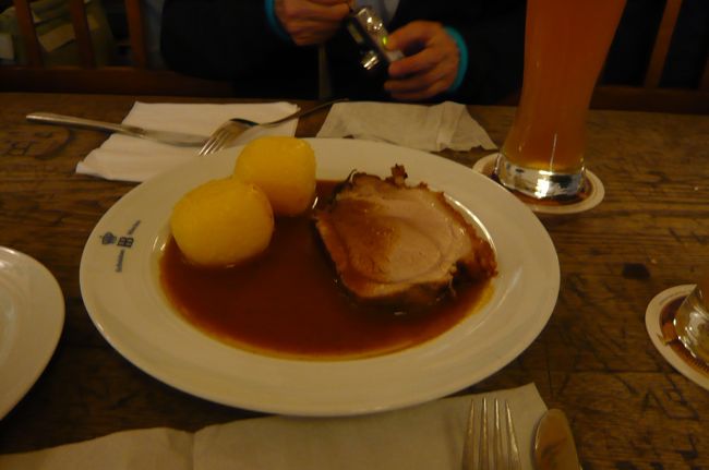 ようやく　料理とビールが。全部で１６，２ユーロ。<br />私達も　英語圏のご夫婦　とドイツ語圏のカップルと相席。　ドイツ語の二人は１Ｌのビールを、　私達は５００cc　負けたかな？