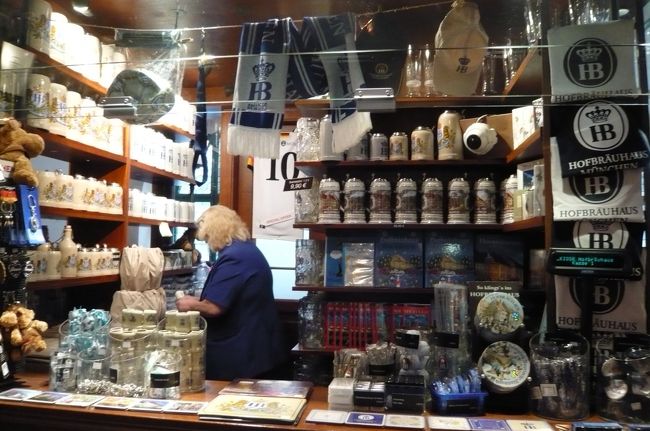 ロゴ入りグッズ売り場も。