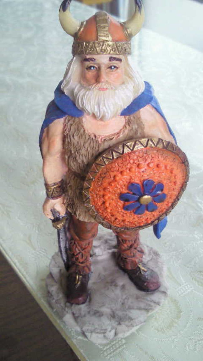 なんか、ノルウェーっぽい置物を。。。<br /><br />という事でベルゲンの展望台の上で買いました。<br />風が強いので、さすがに寒いです。