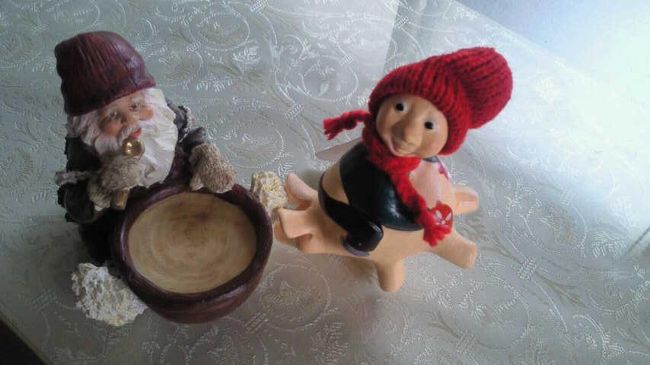 オスロ郊外のドローバックという街で買いました。<br />こちらは、クリスマスタウンらしく、<br />街全体が可愛いので、お勧めです。<br />バスで一時間くらいです。<br /><br />左側は妖精で、これがノルウェーのサンタさん。<br />この妖精は、砂糖のお粥が好物なんだそうです。<br />なので、歯は虫歯ですきっ歯です。<br /><br />右は妖精が豚に乗っています。<br />ノルウェーでは、サンタさんは豚に乗っているんだそうです。