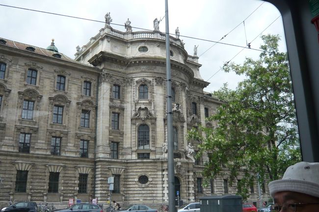 アルテ・ピナコテーク<br />日曜日は無料なのです。　あらゆる芸術作品は　万人の目に触れなければならない　とビッテルスバッハ家が集めた名画をルードイッヒ１世の命で創立。　　<br />以前も鑑賞したのですが、　とにかくすばらしい！