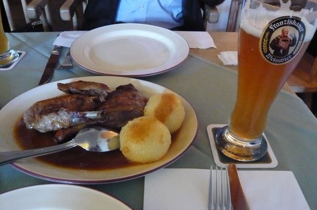 バイエルン風の鴨料理、と小麦ビール。付け合せの　クネーデルとロート・コール　これも絶品。　<br />全部で５０，４ユーロでした。　　大満足！