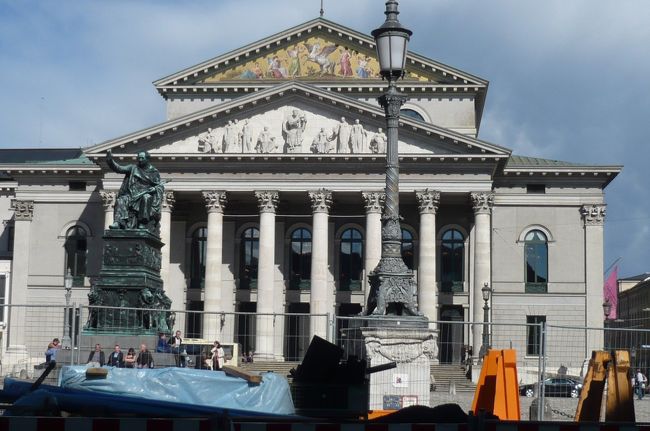 このレストランは歌劇場の正面（レストランの中から）