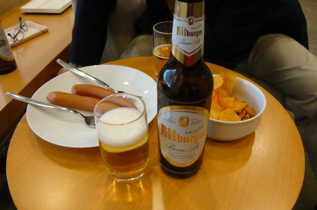 フランクフルト　国際空港着。<br />ＪＡＬラウンジで休憩、　このラウンジのトイレ　日本のメーカーのウｵシュレットが付いていました。　凄いね。