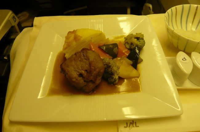 フォアグラ　海老のマリネ　タルタル風スモークサーモン　セラーノハム　<br />牛フィレステーキのグリル　クリーミーッペッパーソースをいただき、ワインもお代わり。　