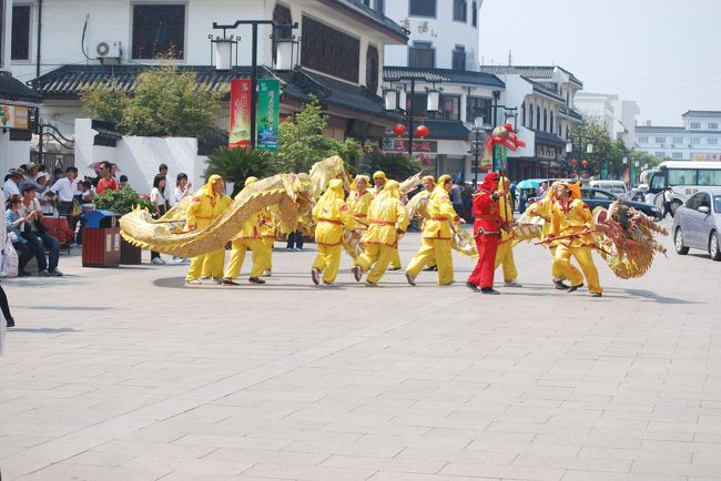 周庄の広場でやってた竜の舞です。周庄は100元、同里は80元入場料が要ります。周庄は一部道が狭いし、階段とかも多いので子連れには少し不便でした。