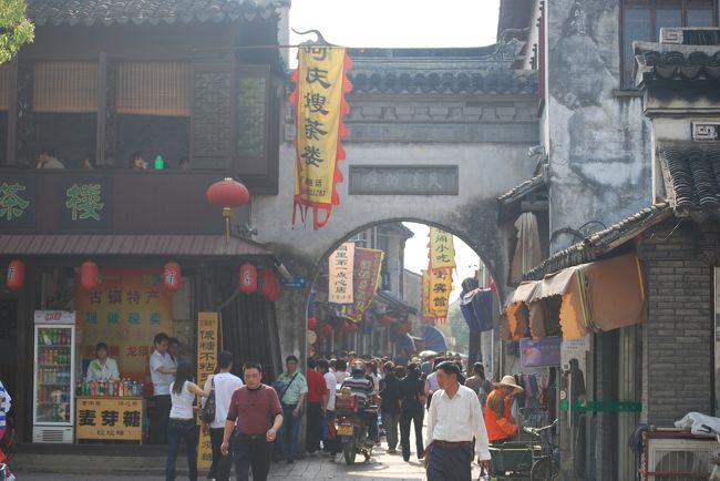 周庄の街並みです。ここで会社におみやげを買いました。牛の角で作った櫛です。店頭の値札で30〜35元でしたが、25個大量購入するのに妻が得意の値段交渉・・・結果1個9元になりましたd(>_･ )