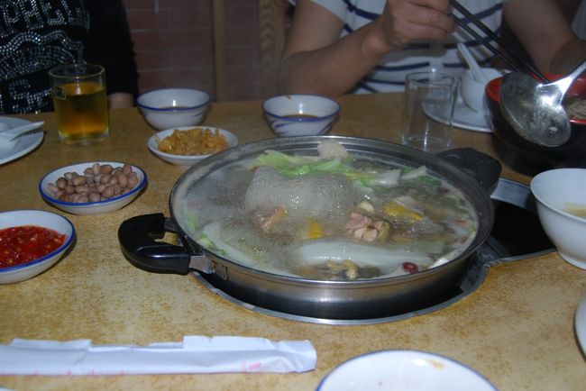 こんな感じに机の真ん中がくり抜いていて鍋がおかれています。