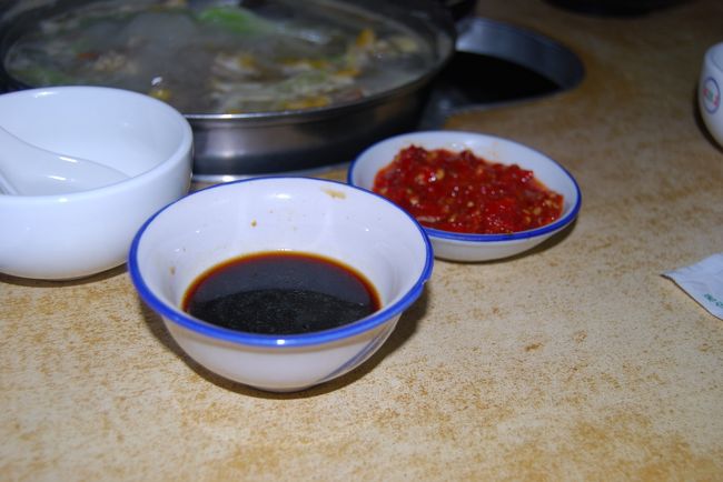 鍋のつけたれはしょうゆベースの分と唐辛子風味のです、唐辛子のがおいしい(＾＾)ｂGood！
