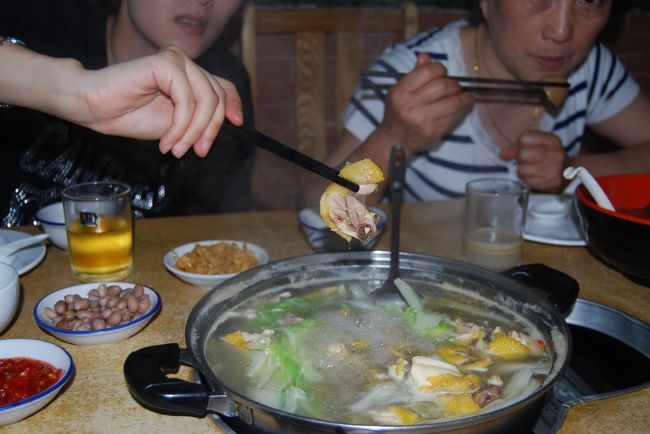 鶏肉が黄色・・・黄色いのは新鮮な証拠だそうです。前に日本の甥っ子が店のトイレに行ったとき、トイレの個室の中に檻に入れられたニワトリさんがいたらしい。