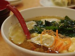 今回、こんなに色々なお店の餃子が食べられたのは長崎屋さんの地下にある来らっせさんで頂いたがため。
こちらは日替わり（？）で宇都宮餃子会の会員さんのお店の餃子が頂けます。
こちらは来らっせさんのオリジナル卵スープ餃子。
本当はそのお店で食べるのがベストでしょうが、短時間の滞在で色々なお店の餃子を頂くにはとっても便利です。