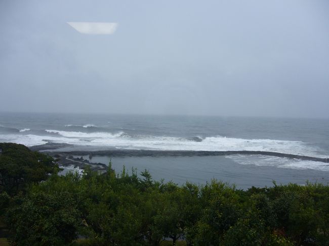 １日目は、番所鼻自然公園近くの宿に宿泊。<br /><br />２日目も部屋から外を見てみると、雨・・・（泣）<br /><br />
