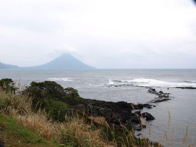 番所鼻自然公園の方に行ってみると、<br />かろうじて開聞岳が見えました。<br /><br />薩摩富士と言われる開聞岳。<br />天気が良ければ目の前の東シナ海も開聞岳も<br />もっと綺麗に見えたんだろうな。<br /><br />ここへ伊能忠敬も測量に訪れたらしいです。