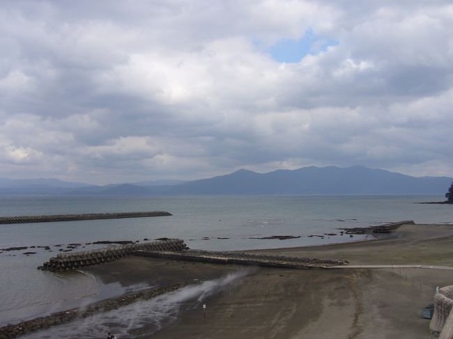 カメラをロッカーに置いていったので写真は<br />撮れなかったけど、砂浜で体験してきました<br />（屋根付き）。<br /><br />外は少し肌寒かったけど、砂むし風呂は<br />暖かくて（むしろだんだん暑くなるくらい）<br />終わった後はけだるい感じでした。<br /><br />砂はわりと重かったかな。