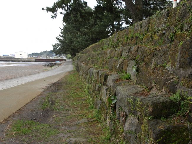 屋敷の石垣跡。<br /><br />