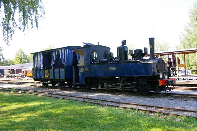 蒸気機関車には様々な客車を連結して映画のワンシーンを撮っていました。