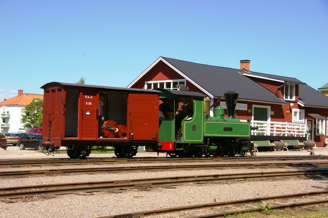 貨車にはコントラバスが見えています。