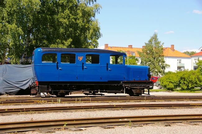 普段は使用されてないと思われるレール上を走行する車です。<br />映画の撮影用のため再塗装したばかりで光っていました。