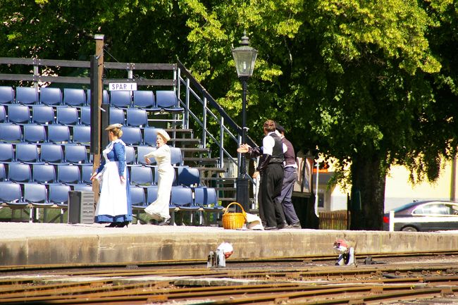 映画の撮影のため俳優、女優が着飾って演技していました。