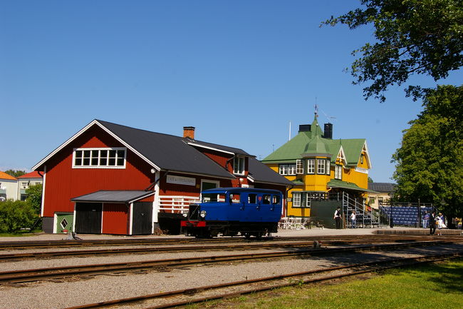 駅舎とレストランは典型的な北欧の建物です。<br />駅舎正面は撮影のためバリケードで立ち入り禁止となっていました。