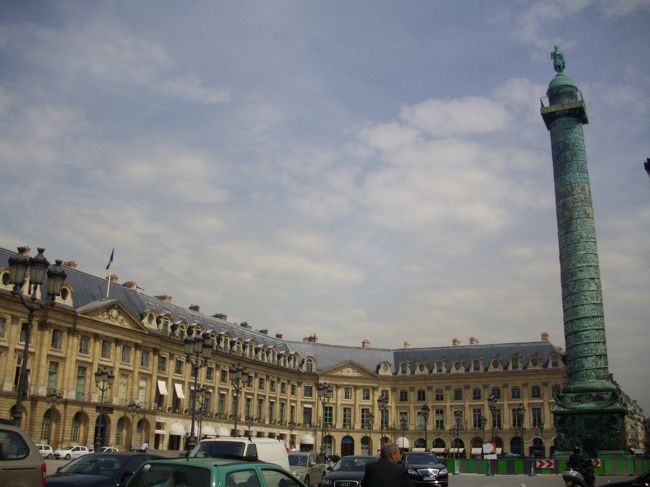 1720年に完成した、ルイ14世のためのヴァンドーム広場です。<br />左側奥に見えるのがホテル『リッツ』いつか泊まってみたい。