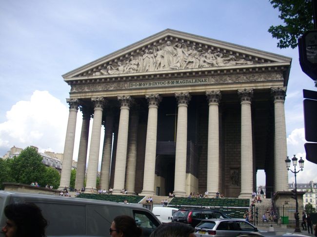 ギリシャの神殿を思わせるマドレーヌ寺院。