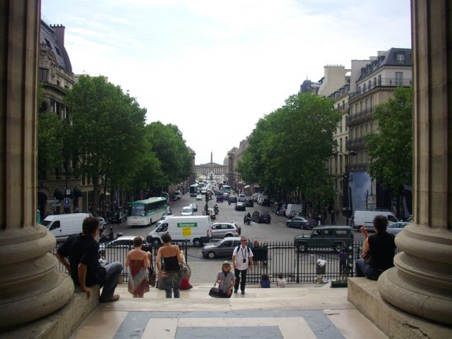 マドレーヌ寺院のエントランスから眺める風景です。<br />コンコルド広場、その向こうにはブルボン宮が見えます。<br />ココからの眺めもなかなか良い風景ですね。