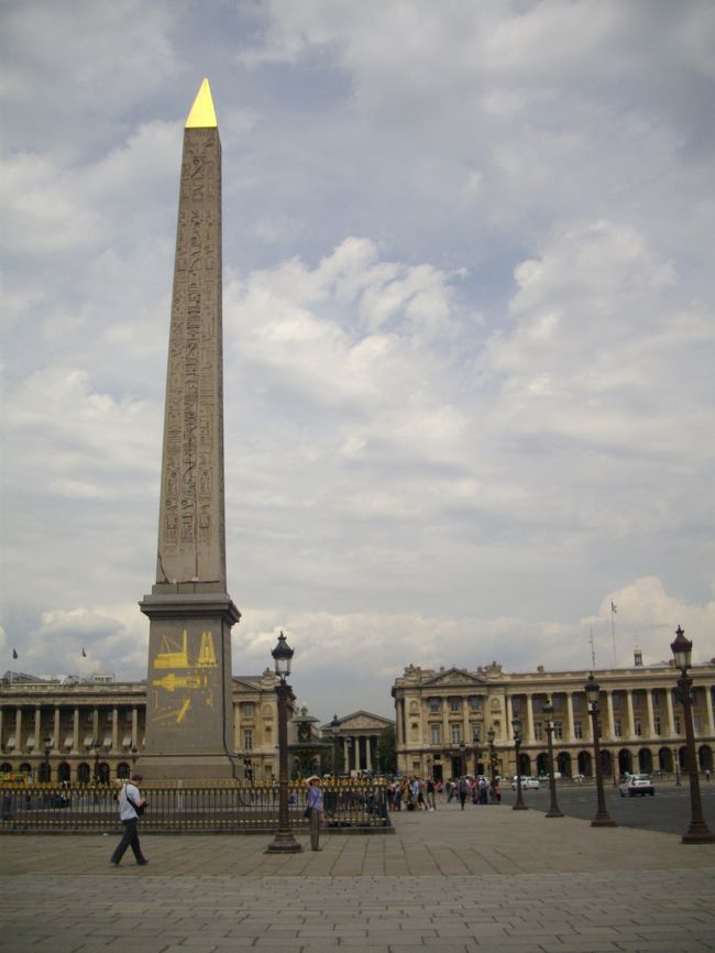 フランス革命時、ルイ16世とマリー･アントワネットが処刑された場所コンコルド広場です。<br />中央には、古代エジプトのオベリスクが建ってます。