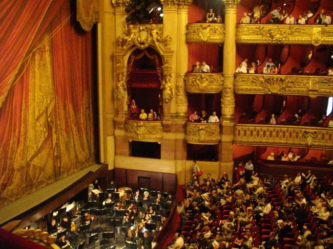 この日の夜は、オペラ･ガルニエでクラシック･バレエを鑑賞しました。<br />もうぉーどこを見ても豪華絢爛！<br />開演前からうっとりです。